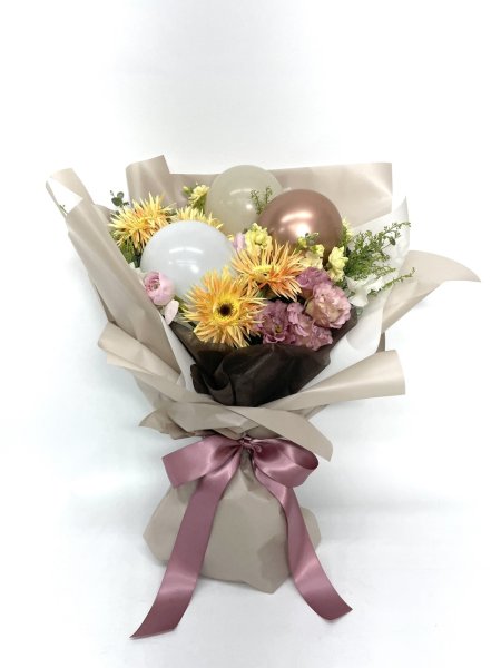 画像1: 2025年12月御祝用バルーン入り花束 (1)