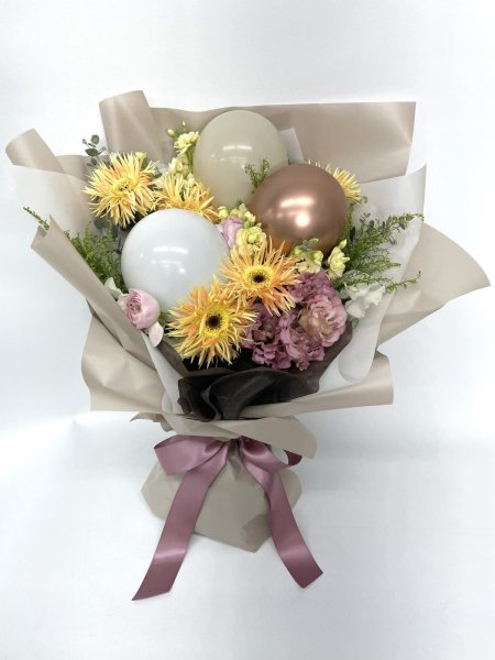 画像2: 2025年12月御祝用バルーン入り花束 (2)