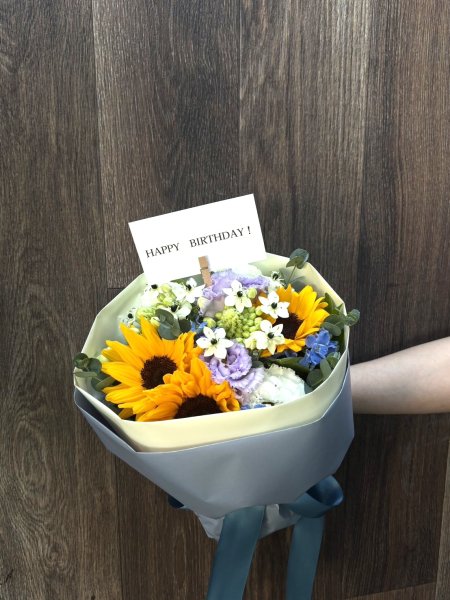 画像1: 2026年8月ひまわりをメインに青・紫を合わせた誕生日の花束 (1)