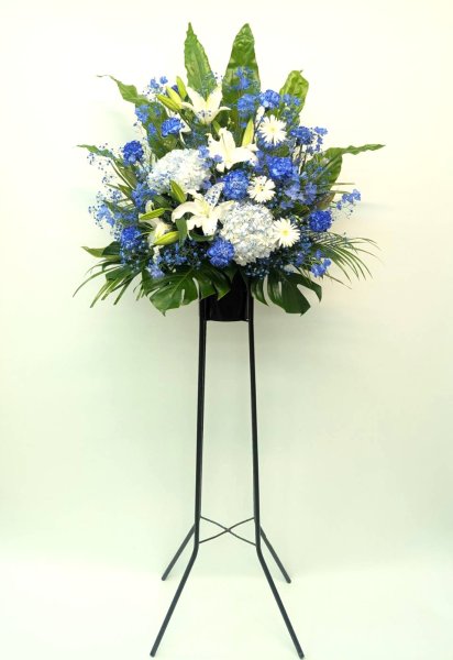 画像1: 2026年8月青色をメインにしたお祝いのスタンド花 (1)