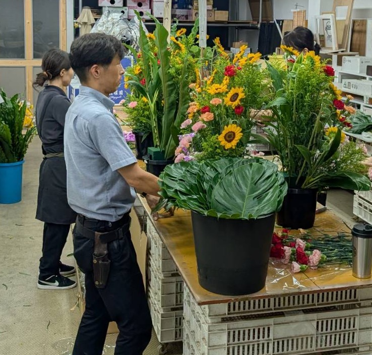 花安店内でスタンド花を制作している様子